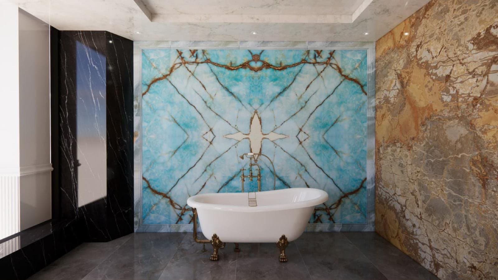 Baignoire sur pieds à robinetterie dorée devant un panneau de marbre bleu azur veiné d'or